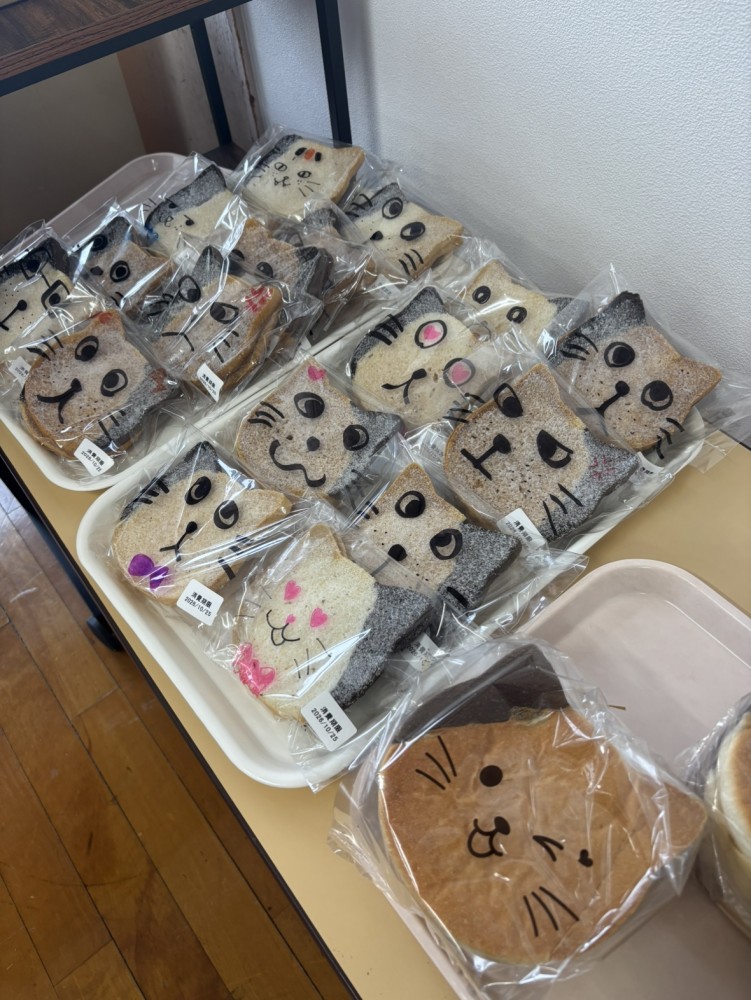 ぱぱん。ルポさんの猫の顔をかたどったパン